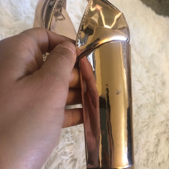 SOLD Gold heels - Picture 5 of 6